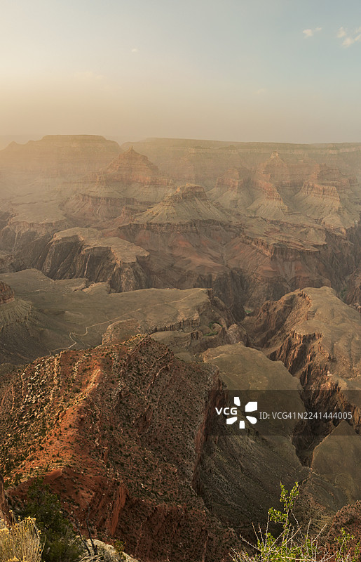 夕阳下，薄雾笼罩的天空下，广阔峡谷景观的壮丽高角度视角，旗杆镇，美国，美国，大峡谷国家公园基金会图片素材
