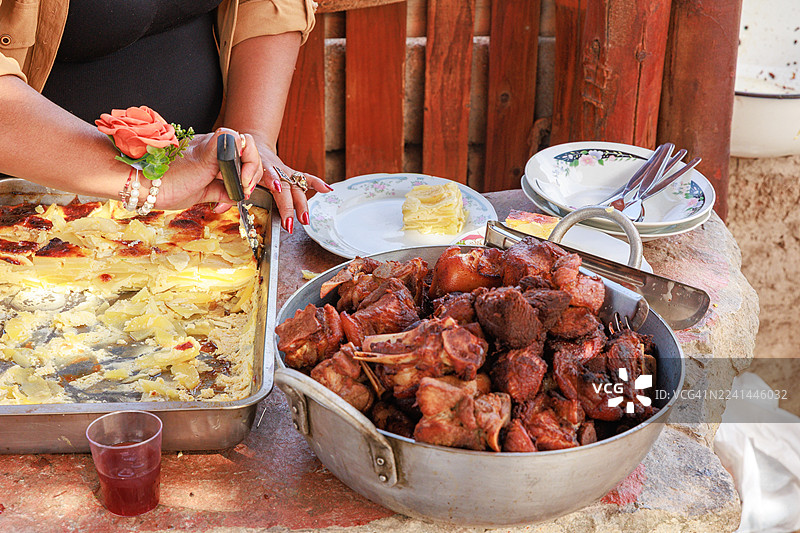 在秘鲁阿雷基帕阿普拉奥山谷的传统厨房里准备猪皮零食图片素材