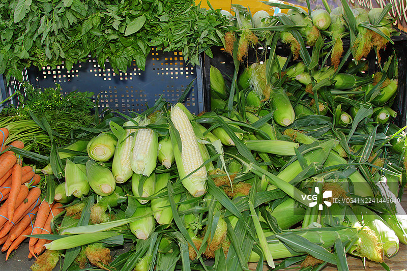 俯视角度拍摄的市场摊位上陈列着新鲜蔬菜图片素材