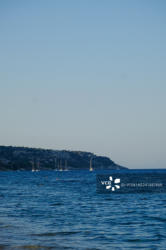 希腊斯卡拉，一望无际的海岸线和帆船远眺，碧空如洗下的海景图片素材