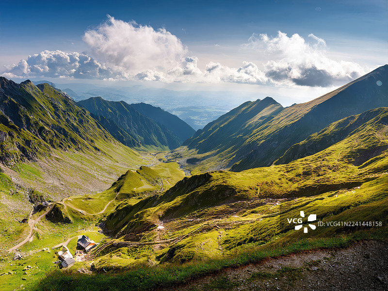 罗马尼亚，壮丽的山谷风光，绿色的山坡和戏剧性的云彩图片素材