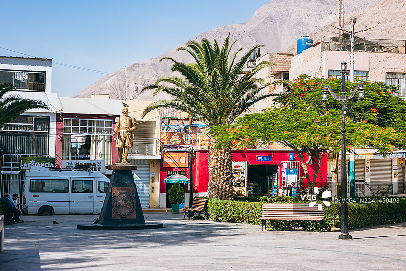 秘鲁阿雷基帕省卡斯蒂利亚省阿普劳区教堂、市政厅和中央广场图片素材