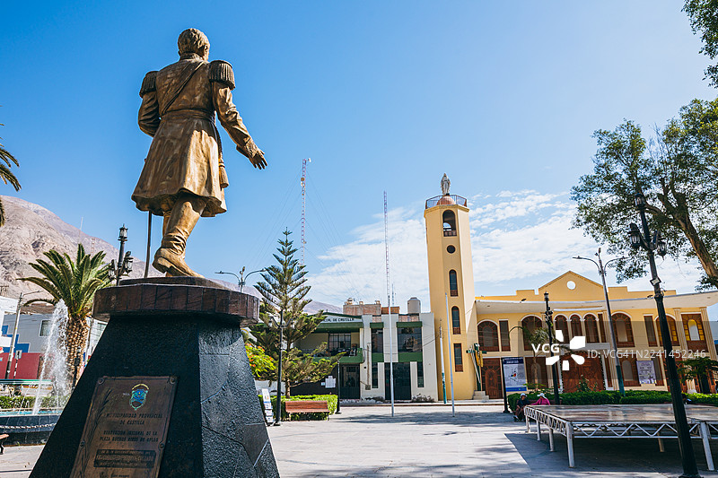秘鲁阿雷基帕省卡斯蒂利亚区阿普劳的教堂、市政厅和中央广场图片素材