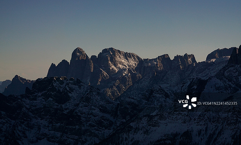 意大利圣佩莱格里诺泰尔梅，雪山晴空下的美景图片素材