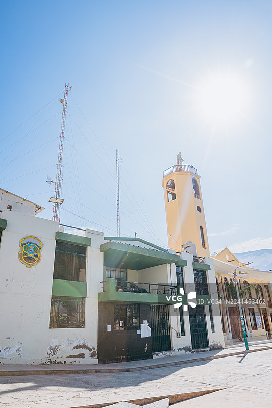 秘鲁阿雷基帕省卡斯蒂利亚区阿普劳的教堂、市政厅和中央广场图片素材