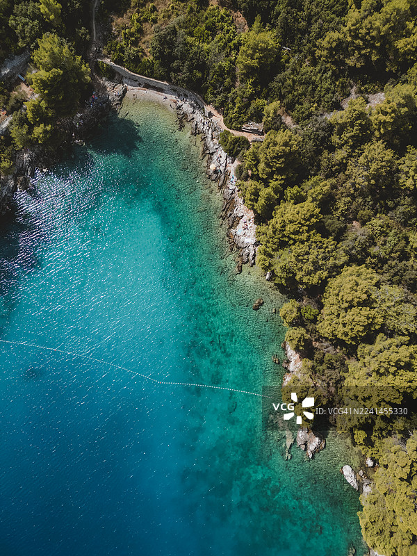 隐蔽海湾的宁静绿松石般的海水和郁郁葱葱的绿色海岸线的鸟瞰图图片素材