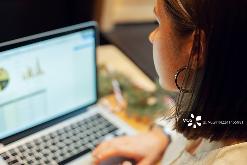 一位职业女性在光线充足的办公室里专注于数据驱动的洞察分析图片素材