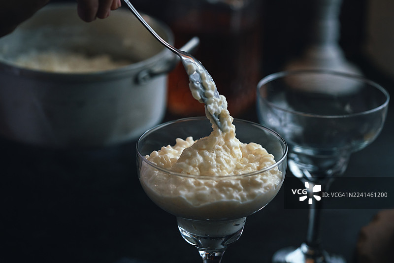 马耳他烩饭布丁配鲜奶油和腌制橙子图片素材