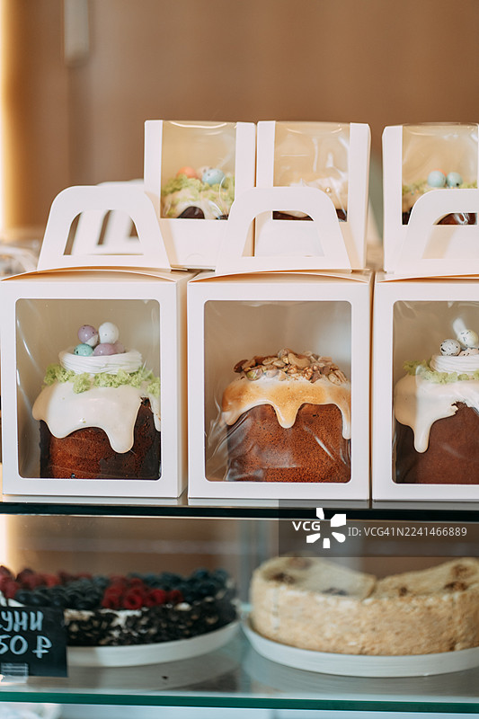 复活节库里奇蛋糕盒装陈列在面包店的展示柜中图片素材