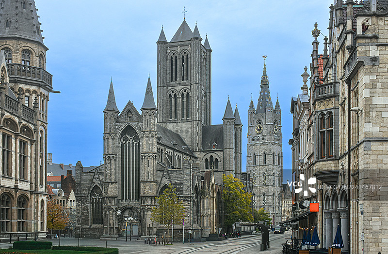 比利时根特，弗兰德斯，根特市的浪漫天际线，左侧为圣尼古拉斯教堂（Sint-Niklaaskerk），右侧为根特钟楼。图片素材