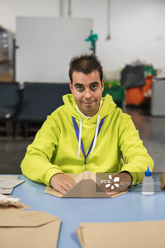 残疾男子在职业中心折纸图片素材