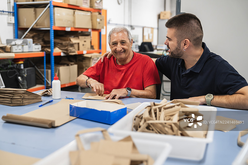 主管在职业培训中心协助一位成年学员图片素材