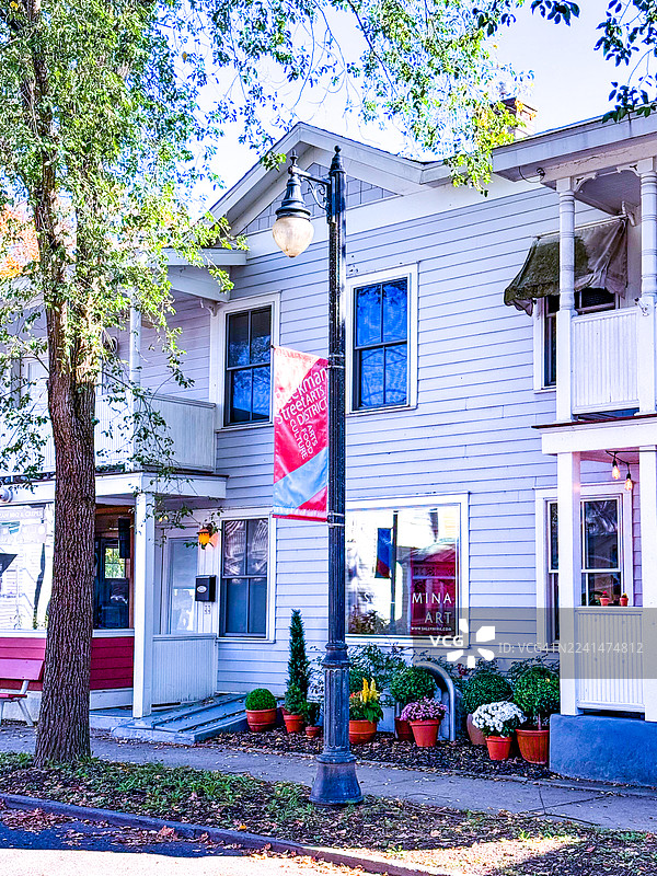 萨拉托加泉比克曼街艺术区的艺术家工作室附近的と花盆图片素材