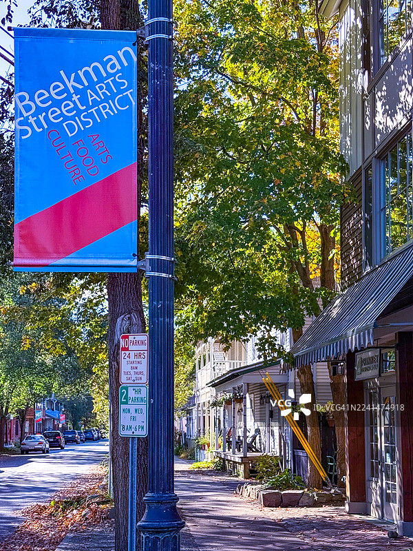 萨拉托加泉市比克曼街艺术区的路灯上的横幅图片素材