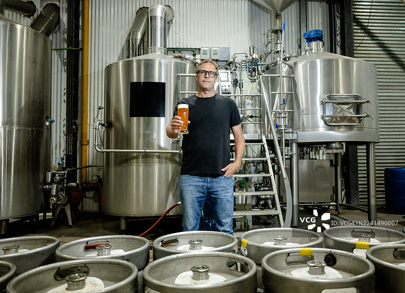 四个朋友在制作手工啤酒图片素材