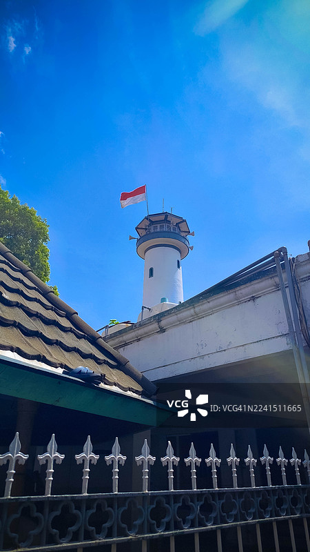 带有印度尼西亚国旗的白色尖塔图片素材