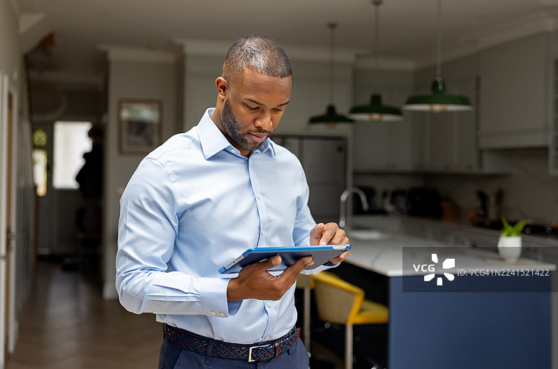 房地产经纪人在待售房屋中使用数字平板电脑图片素材