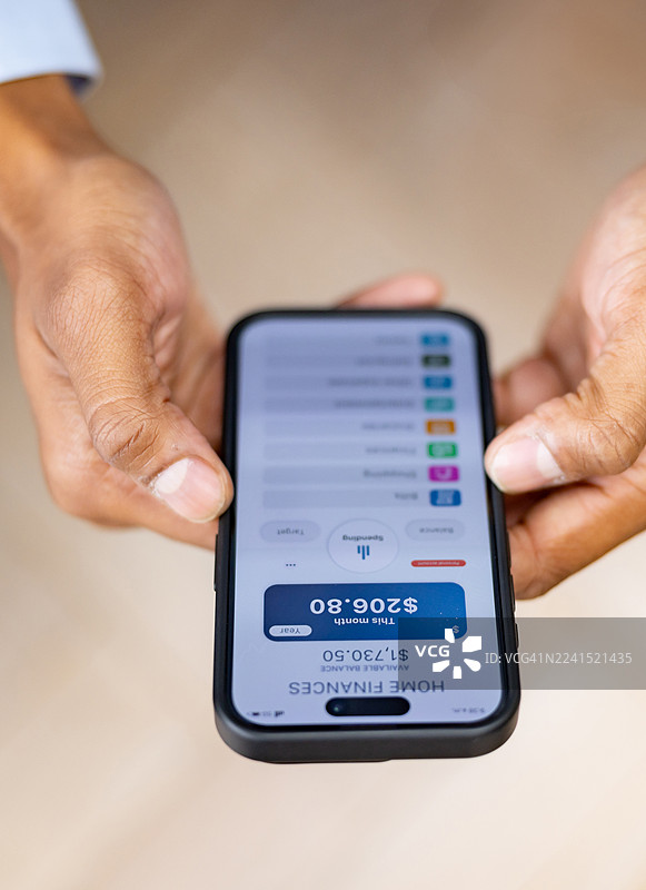 男子正在用手机使用银行应用程序图片素材