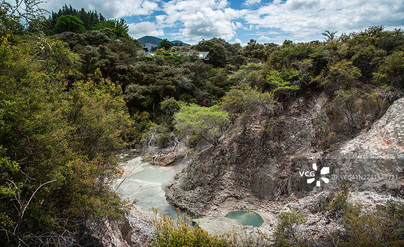 新西兰罗托鲁阿怀奥塔普地热仙境的沸腾泥浆池。图片素材