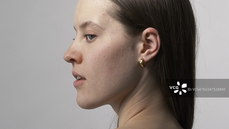 年轻女子侧面照图片素材