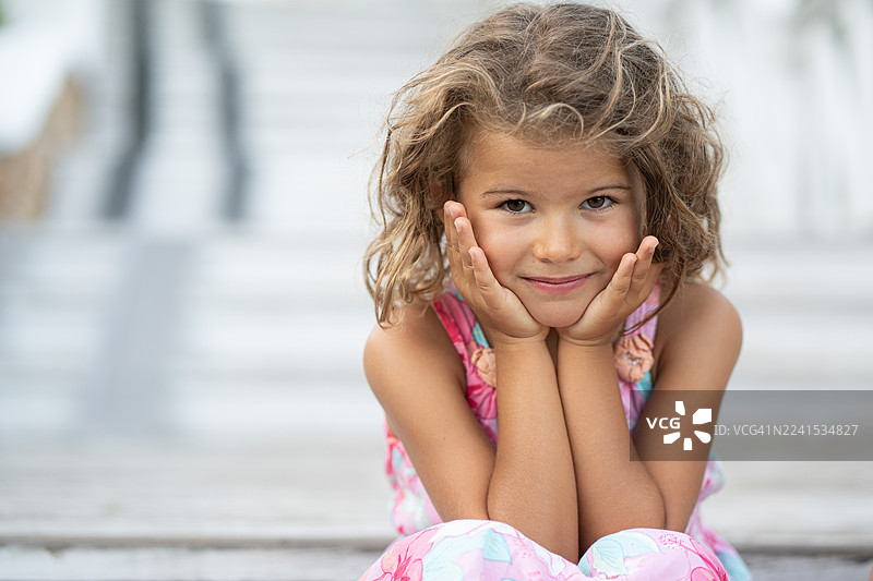 天真无邪的小女孩对着镜头微笑图片素材