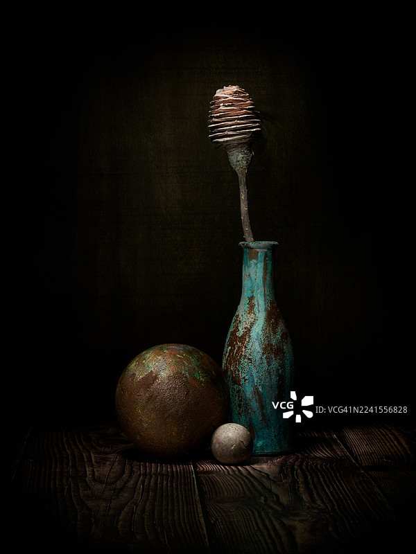 静物：彩色花瓶、球和圆锥体图片素材