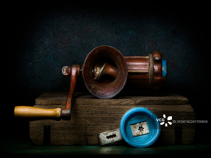 老式绞肉机的静物写生图片素材