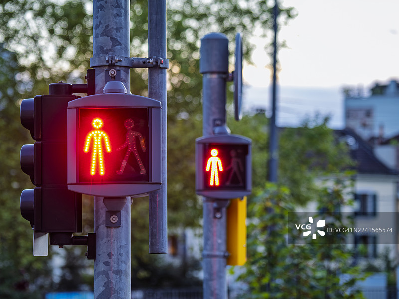 行人闯红灯过马路图片素材