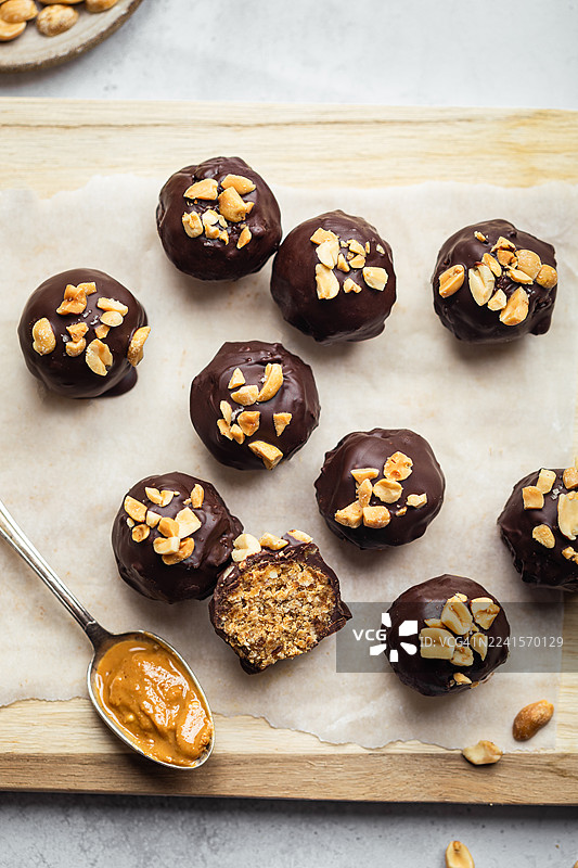 健康的手工能量球，由花生、红枣、燕麦和黑巧克力制成图片素材