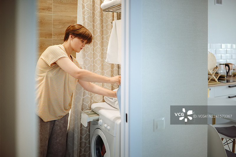 负责任的洗衣：开始前正确计量图片素材