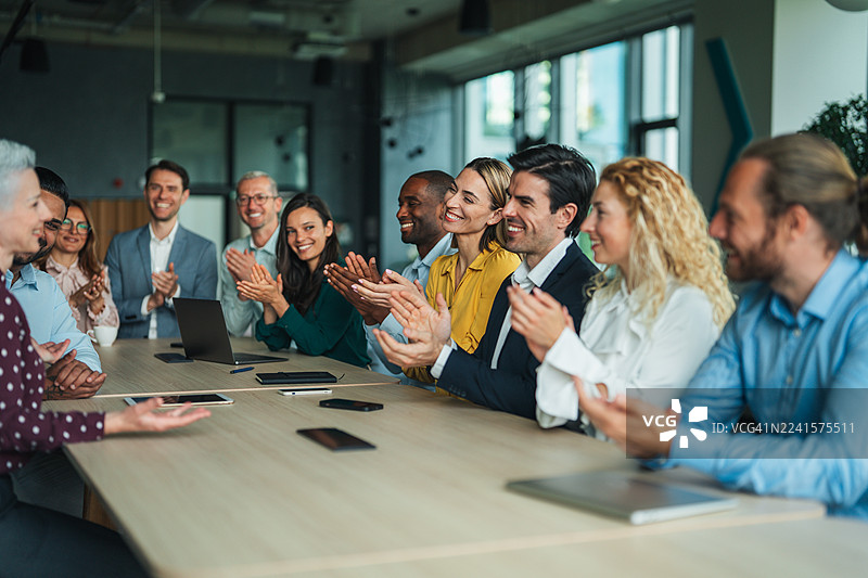 多元化团队在商务演示中鼓掌图片素材