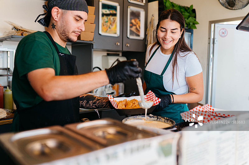 食品餐车里的工作人员图片素材