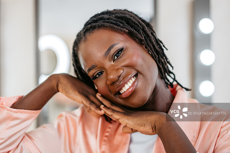 一位年轻的黑人女性在美容院化妆图片素材