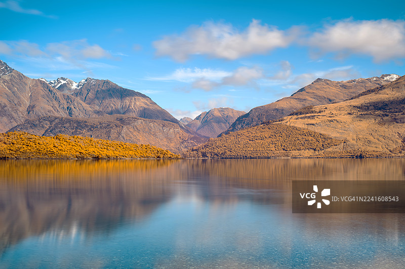 新西兰奥塔哥瓦卡蒂普湖与南阿尔卑斯山图片素材