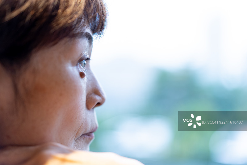 一位老年女性的侧面特写图片素材