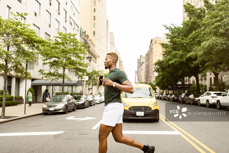 跑步中的城市慢跑者图片素材