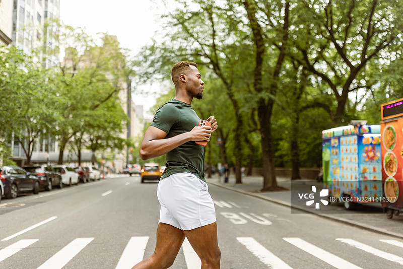 在城市里跑步图片素材