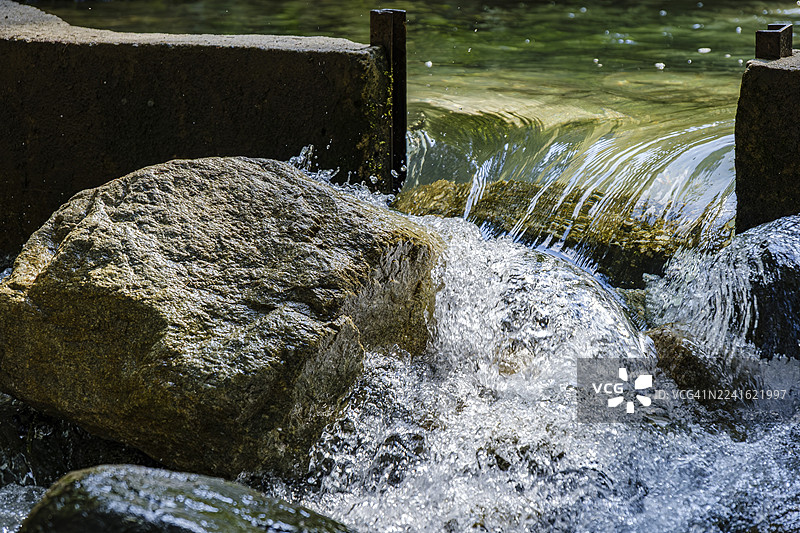 水流经霍拉赫巴赫（Horlachbach）开放式水坝，位于奥地利蒂罗尔州厄茨谷（Ötztal）施图伊本瀑布（Stuiben Falls）下方。图片素材