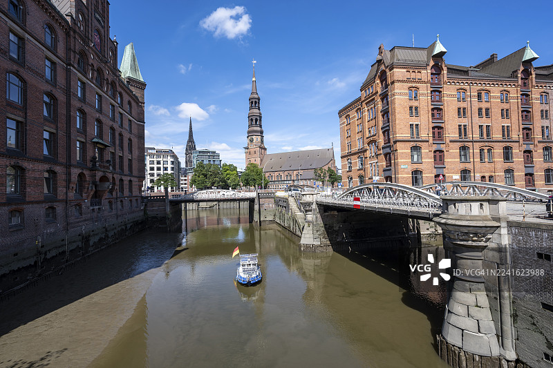 汉堡市仓库城，小舰队运河上的船只，旁边是Kannengießer桥和圣凯瑟琳大教堂主塔。图片素材