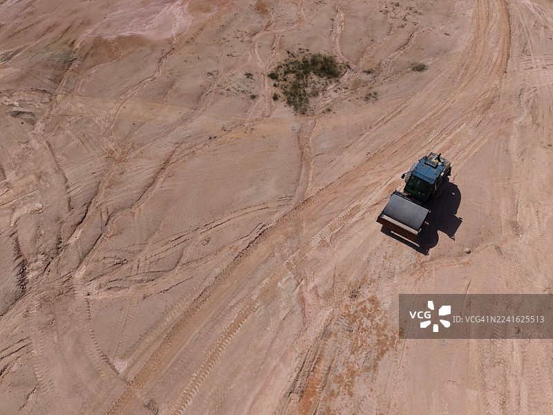 航拍建筑工地，一辆蓝色压路机正在工作图片素材