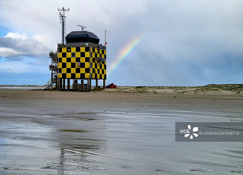 荷兰弗利兰岛弗利霍斯靶场控制塔的红旗已降下图片素材