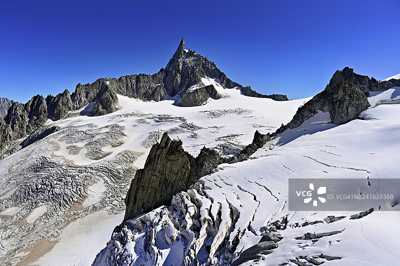 从全景缆车望见的巨人冰川，在巨人之齿山后，法国上萨瓦省夏蒙尼勃朗峰图片素材