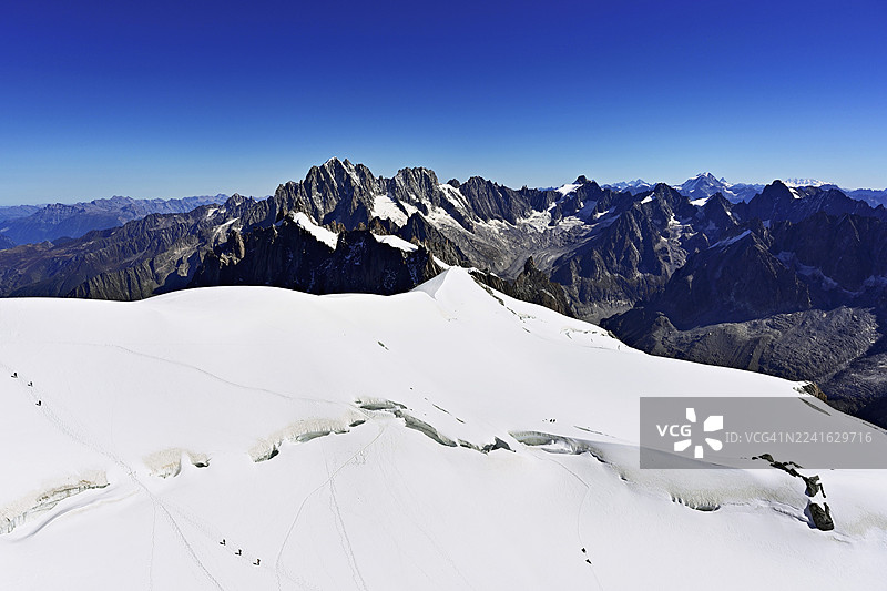 勃朗峰霞慕尼，上萨瓦省，法国，爱吉尔维尔山，莱德罗伊特山，莱斯库尔泰山，爱吉尔迪米迪山站的景观图片素材