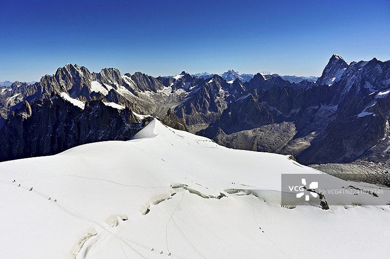 勃朗峰山脉的景色，包括维尔峰、莱斯·德罗伊特斯峰、莱斯·科特斯峰、大乔拉斯峰、南针峰山站，位于法国上萨瓦省霞慕尼勃朗峰。图片素材