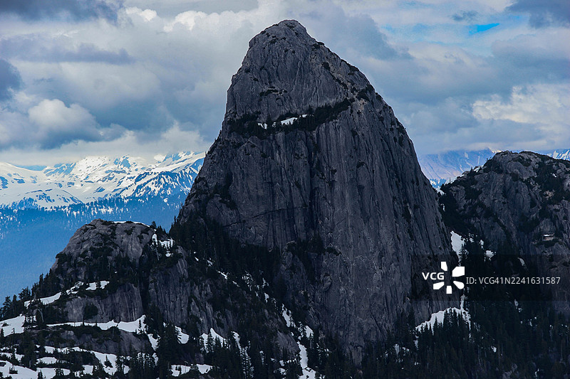 加拿大埃托比科，壮丽的雪山之巅耸立于戏剧性的多云天空之下图片素材