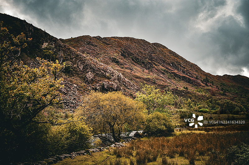 戏剧性的秋季风景，有山脉、森林和多云的天空，位于英国兰贝里斯的南特佩里斯图片素材