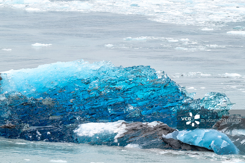 令人惊叹的蓝色冰山和冰封的海洋，展示了寒冷冰冻景观的原始之美图片素材