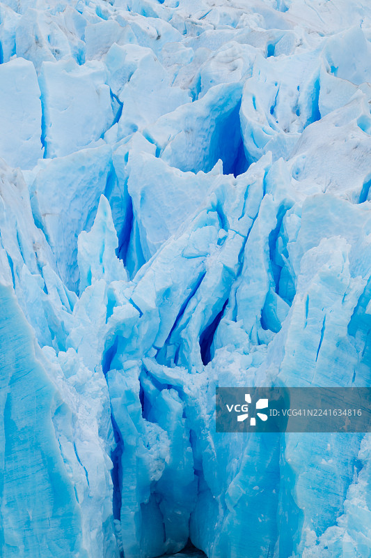 冰川的冰体结构全景，展示了其精细的纹理和鲜艳的蓝色调图片素材