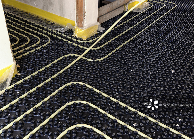 施工现场俯视角度拍摄的安装中的地板供暖管道图片素材