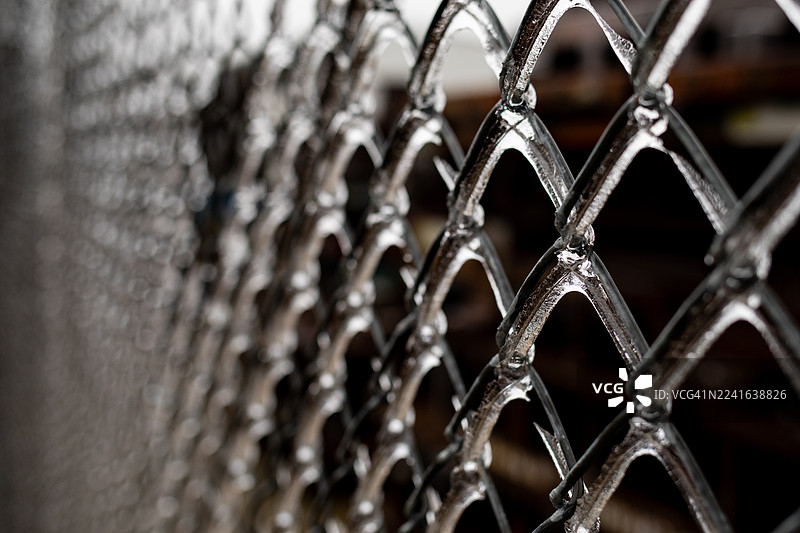 寒冷天气下覆盖在栅栏上的冰图片素材